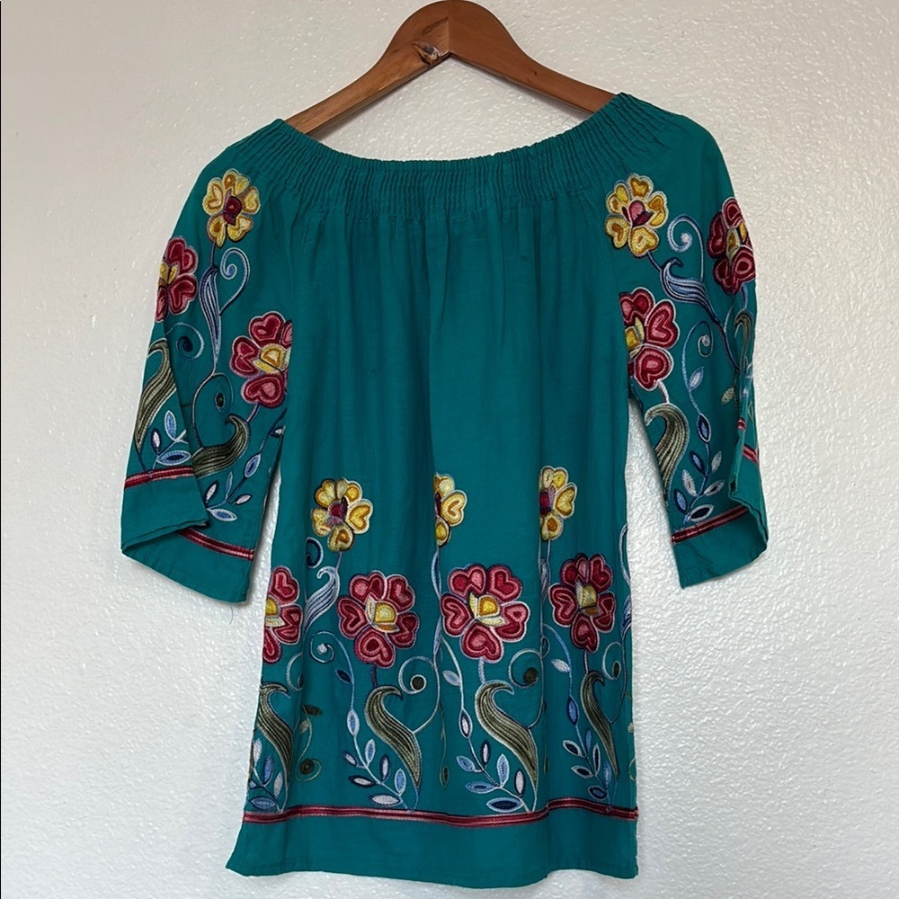 Green Relaxed Blouse with with floral embroidery and 3/4 Sleeves